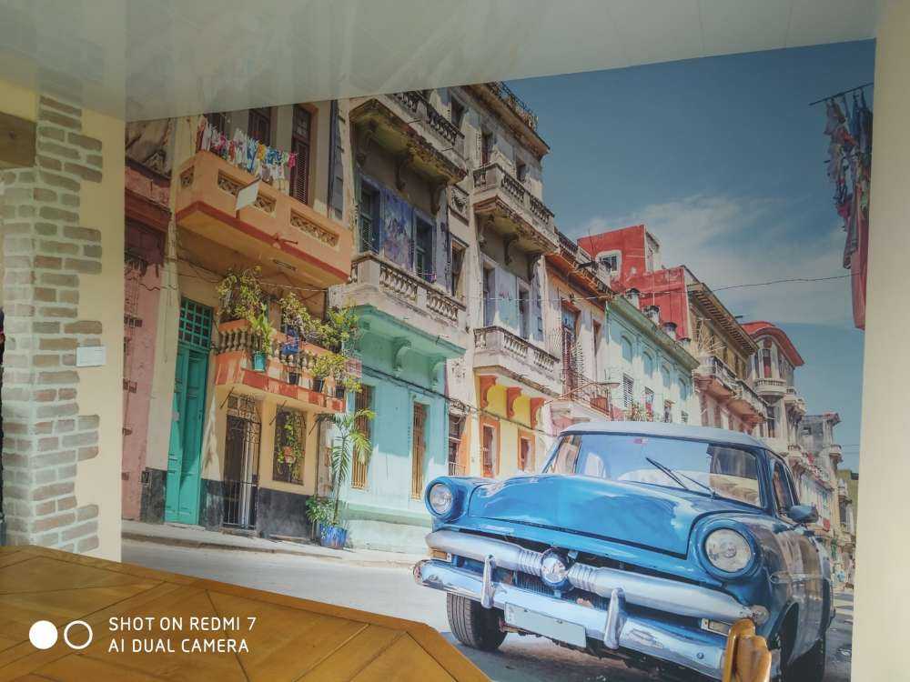 Blauer Oldtimer in Kuba
