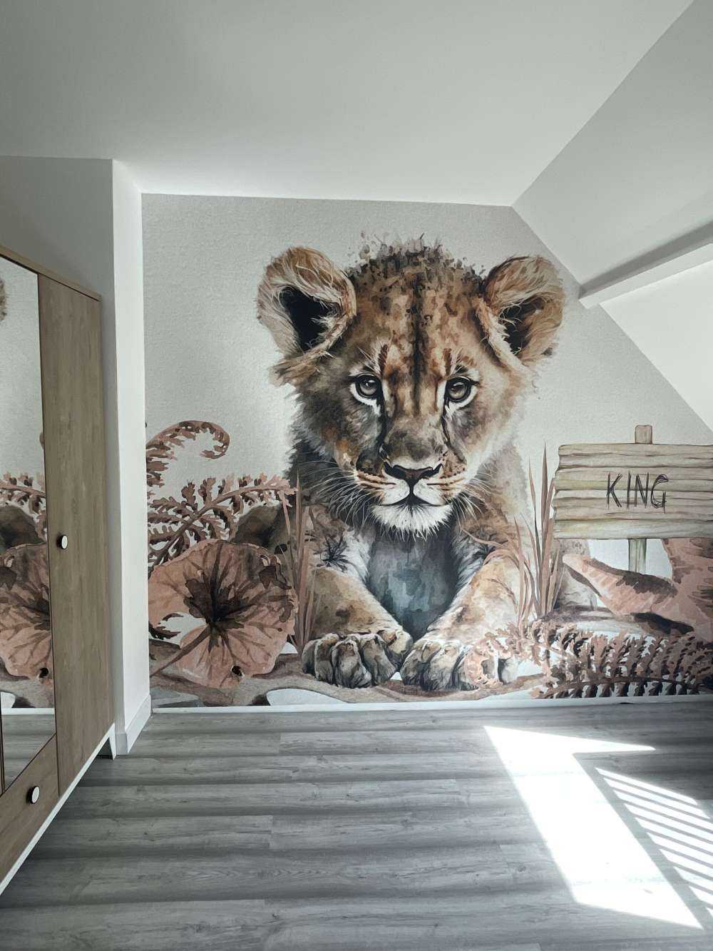 Baby-Löwe im Dschungel taupe