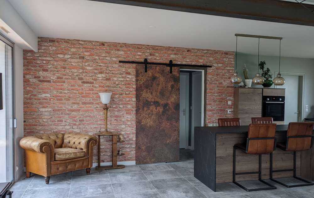 Mauer mit verschiedenfarbigen Ziegeln