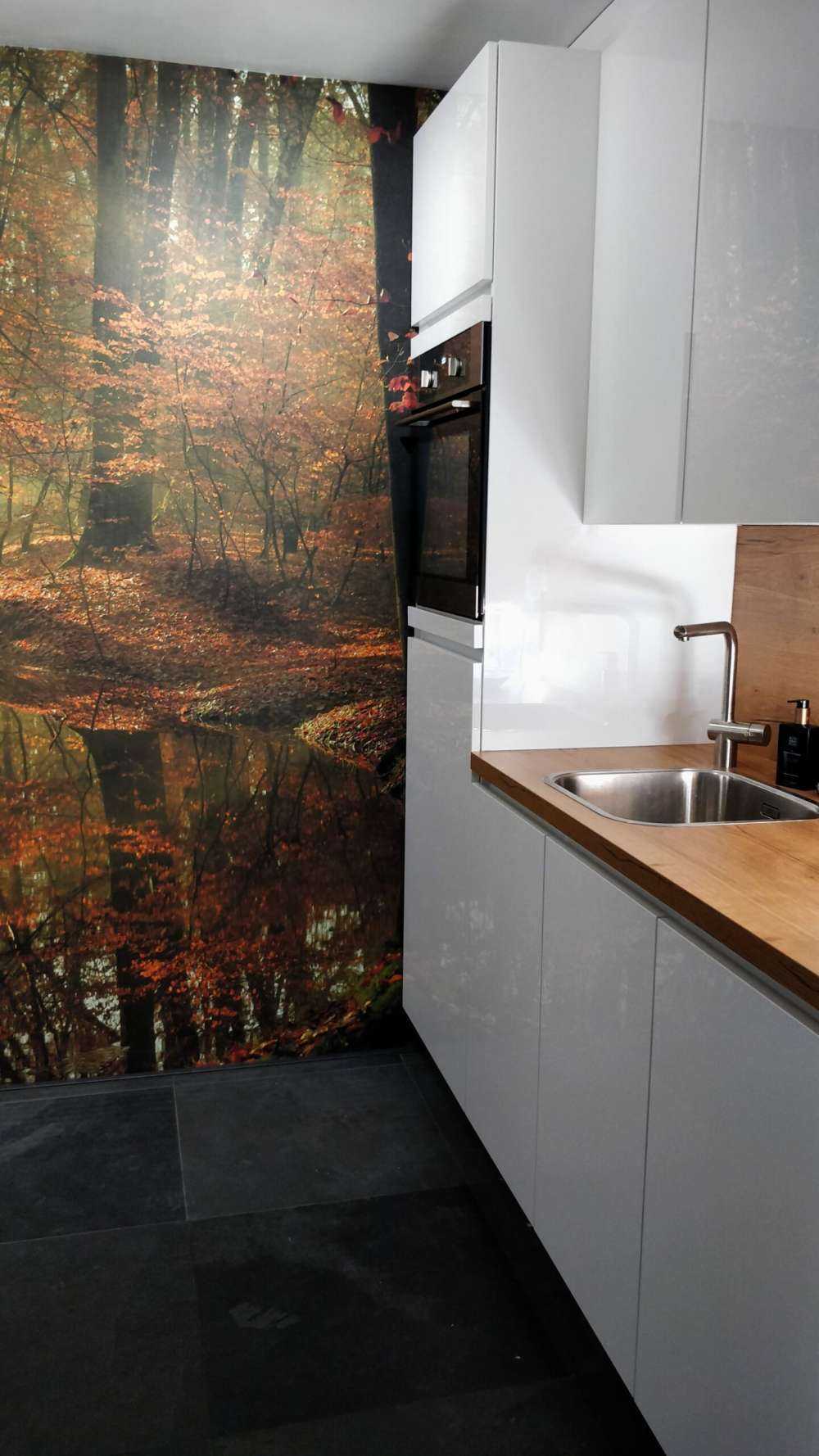 Fluss durch den Wald