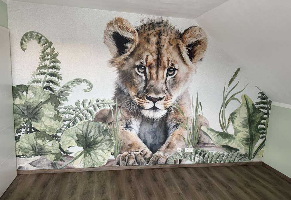 Junger Löwe im Dschungel