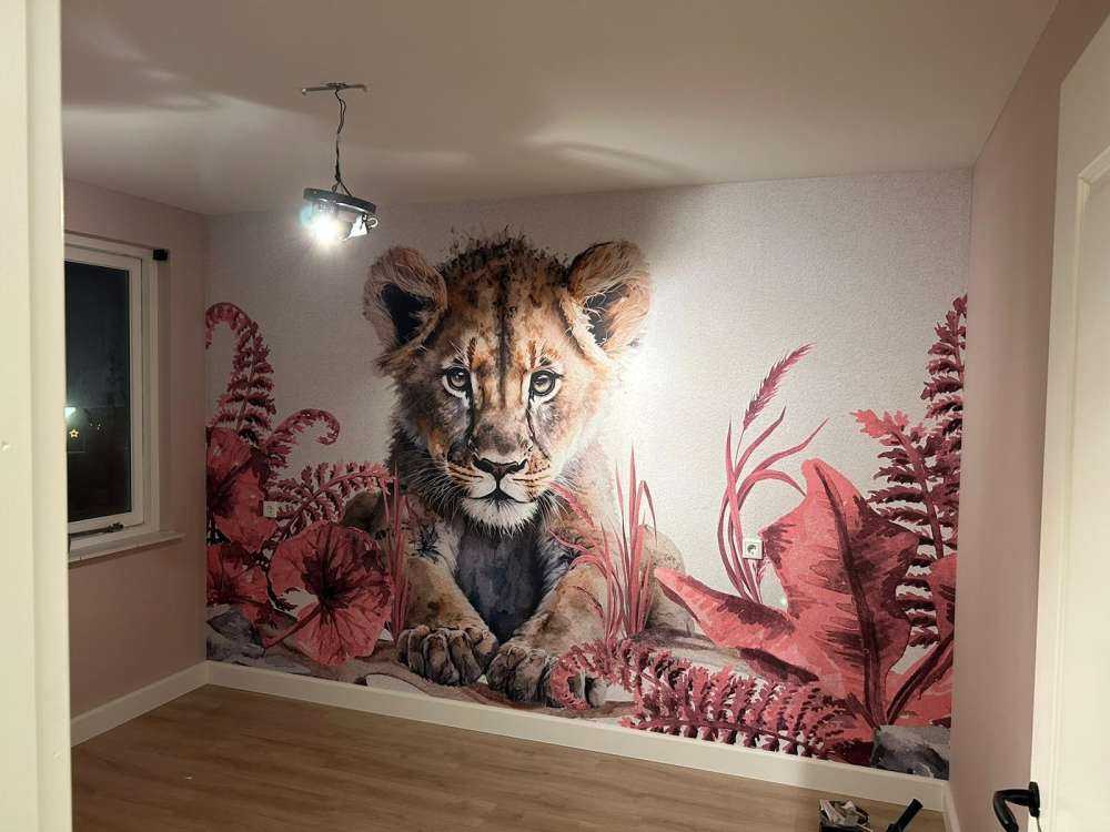 Junger Löwe im Dschungel rosa