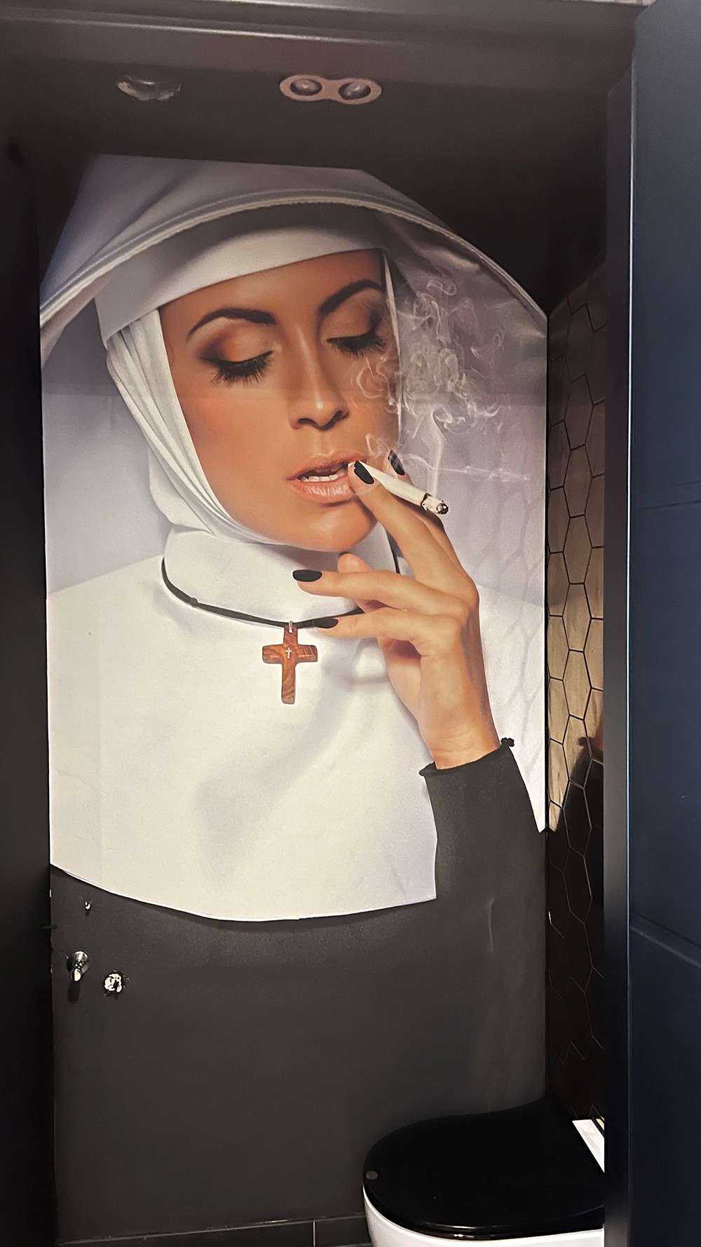 Nonne mit Zigarette