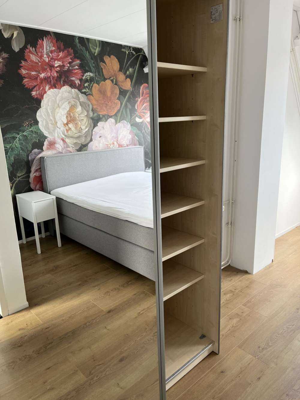 Stillleben mit Blumen in einer Glasvase