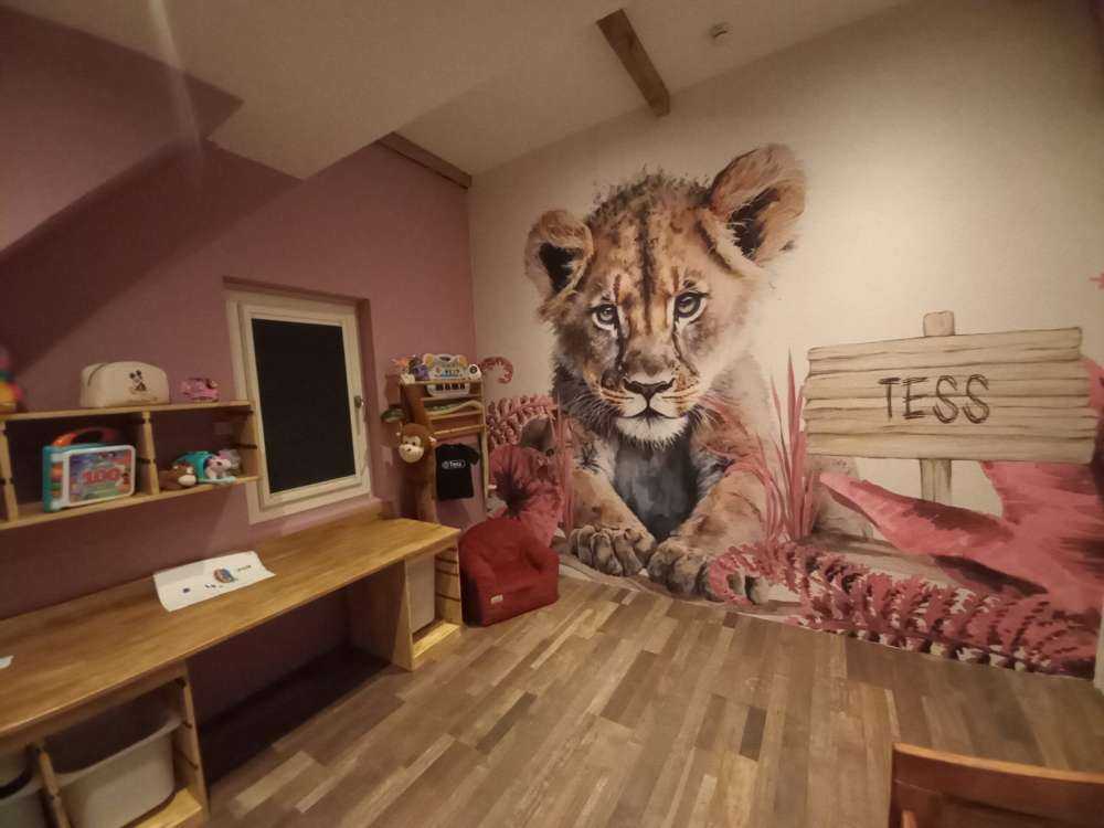 Junger Löwe im Dschungel rosa