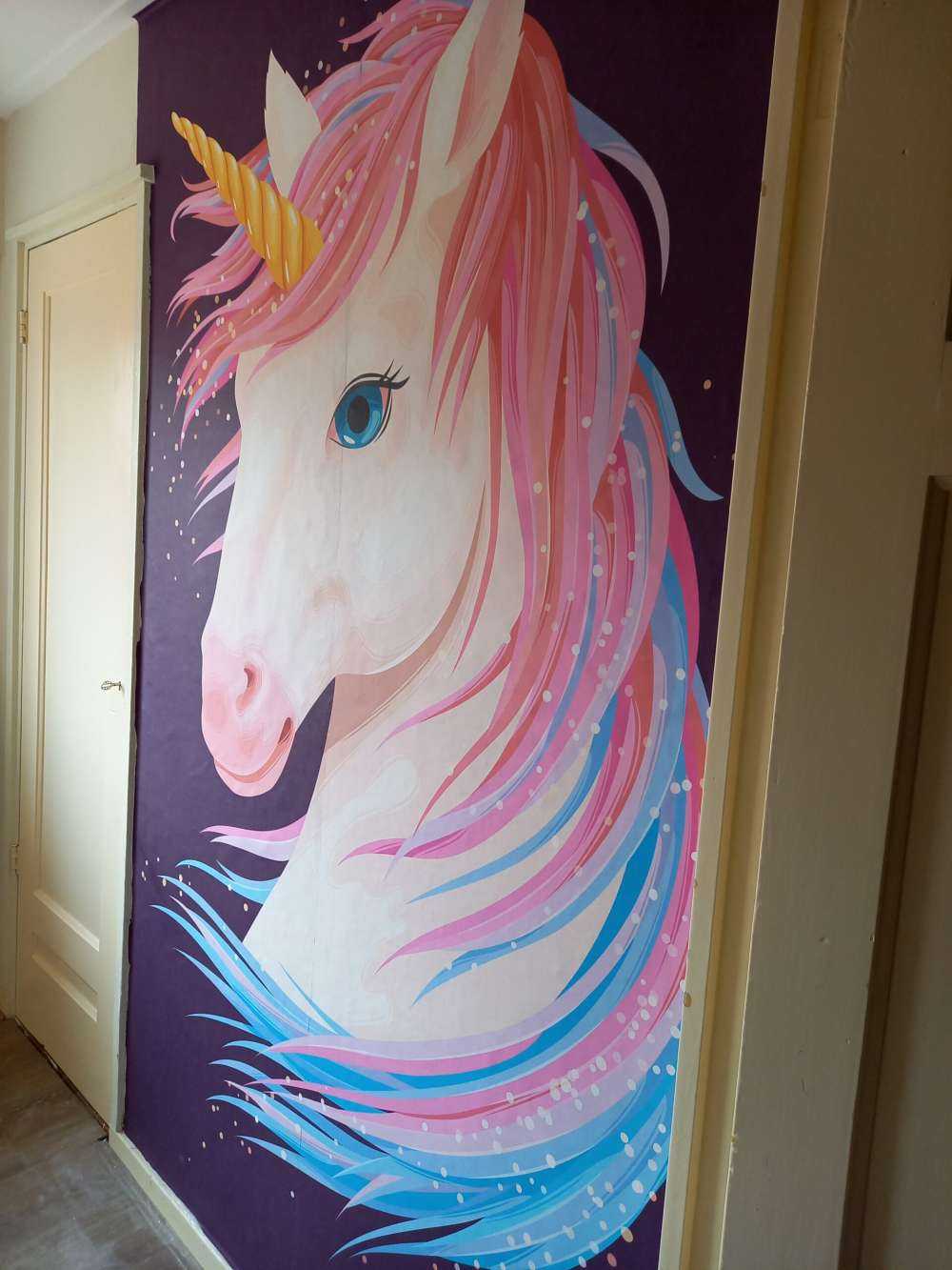 Einhorn mit bunter Mähne