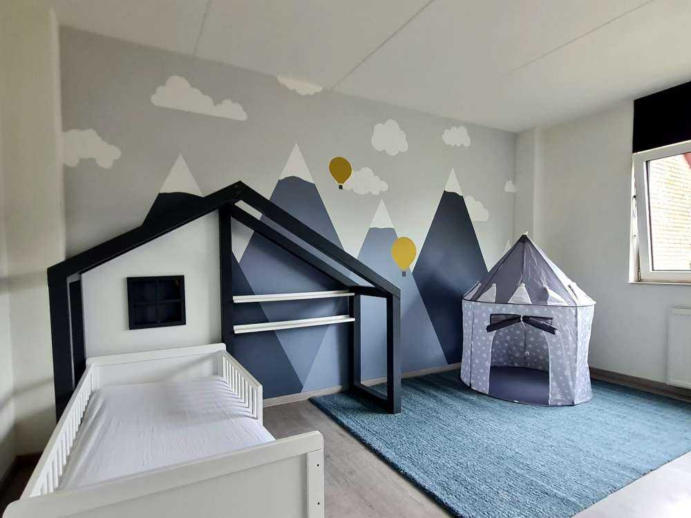 Blaue Berge mit Luftballons