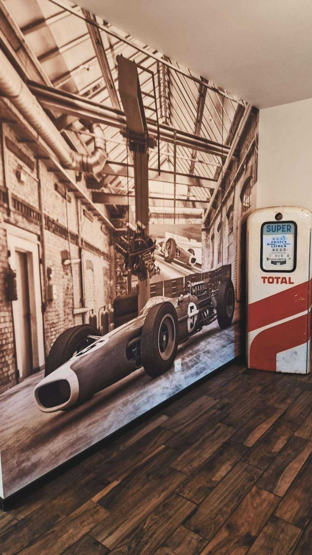Alter Rennwagen auf Fototapete
