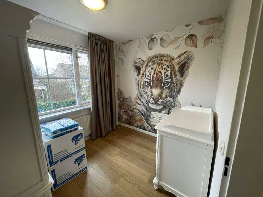 Niedlicher Tiger mit Pflanzen taupe