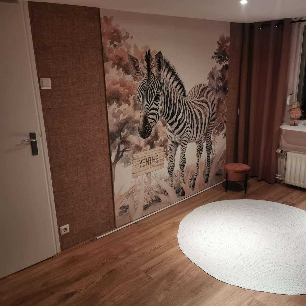 Junges Zebra in der Natur taupe
