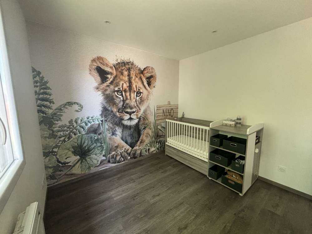 Junger Löwe im Dschungel