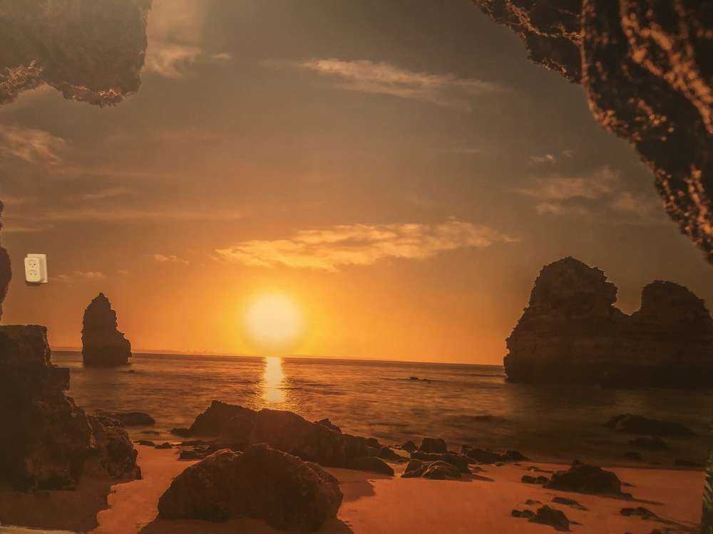 Sonnenaufgang aus einer Höhle