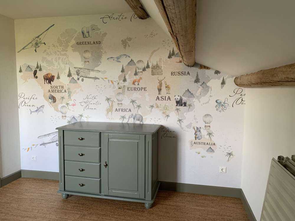 Weltkarte mit verschiedenen Tieren