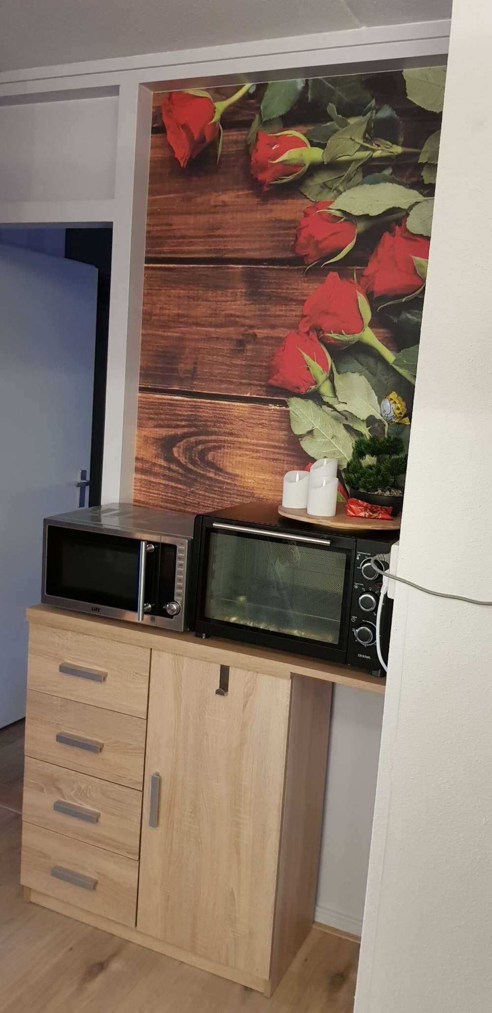 Rote Rosen auf Holz