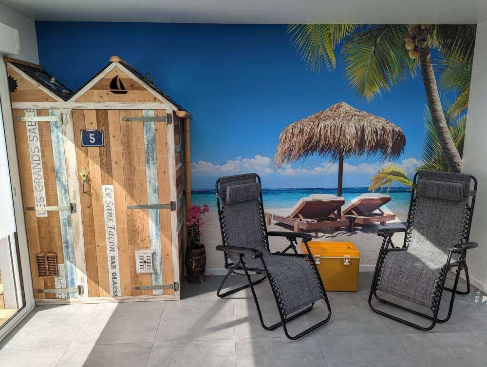 Stühle und Sonnenschirm am tropischen Strand