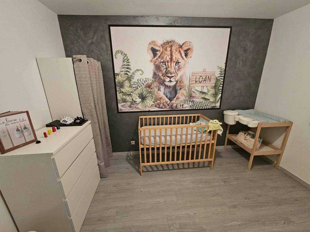 Junger Löwe im Dschungel