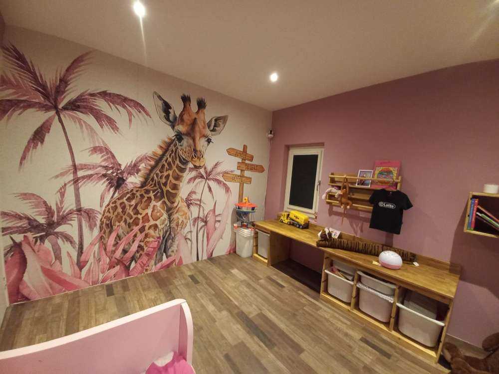Baby-Giraffe im Dschungel rosa
