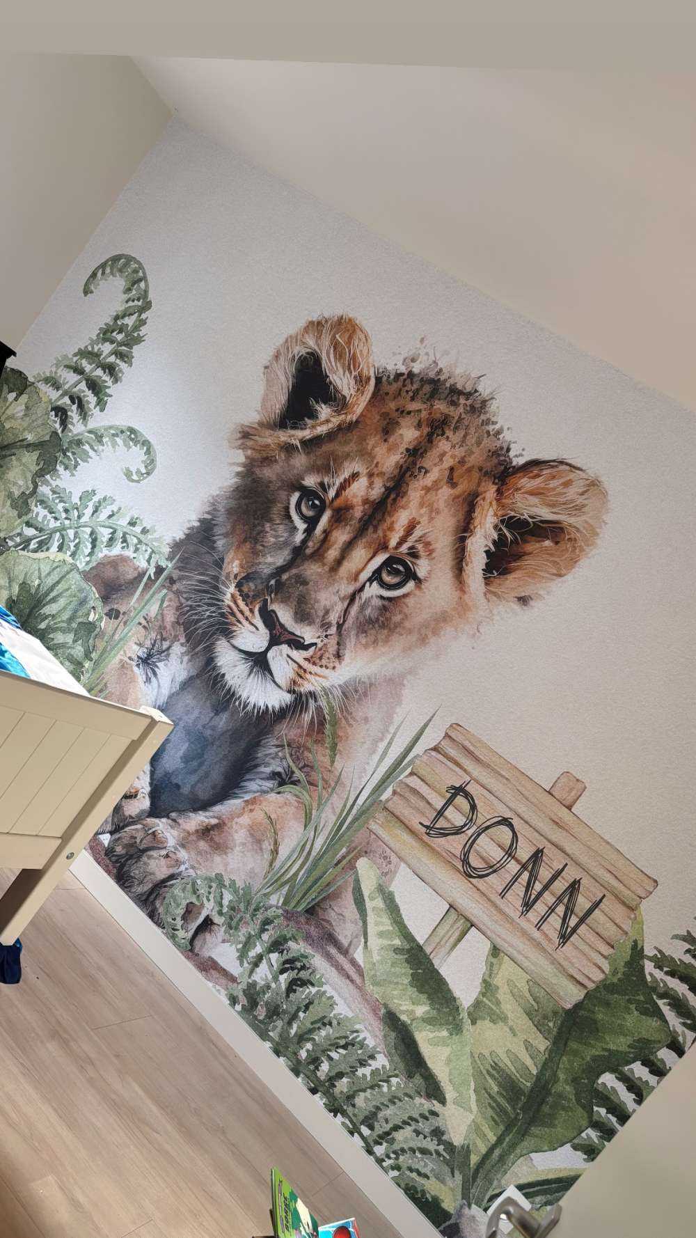 Junger Löwe im Dschungel