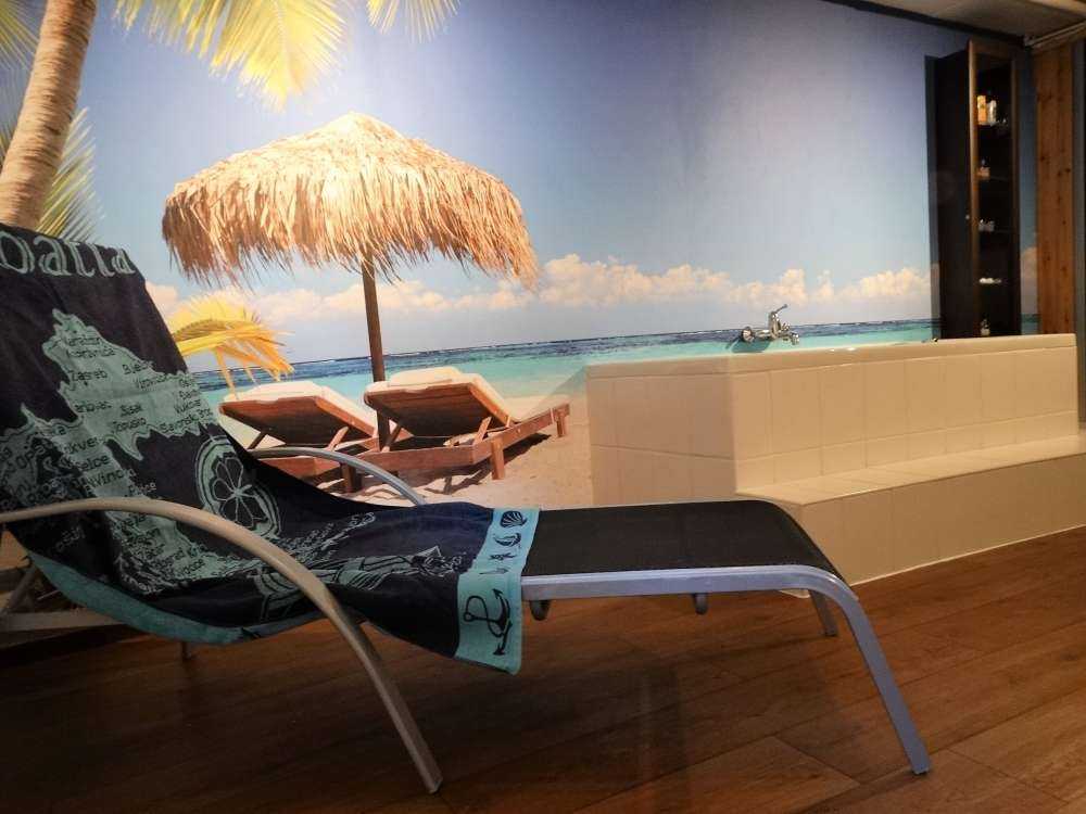 Stühle und Sonnenschirm am tropischen Strand