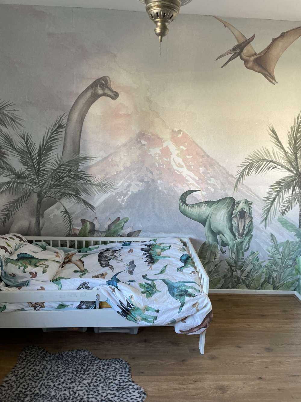 Dinosaurier bei einem Vulkan