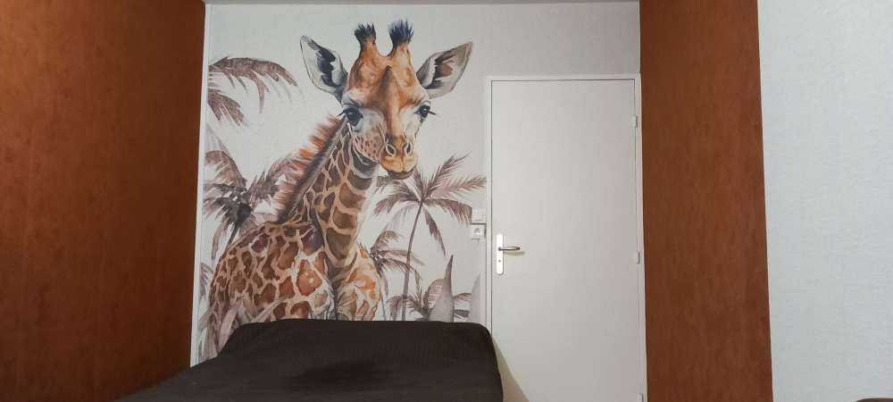 Baby-Giraffe im Dschungel taupe