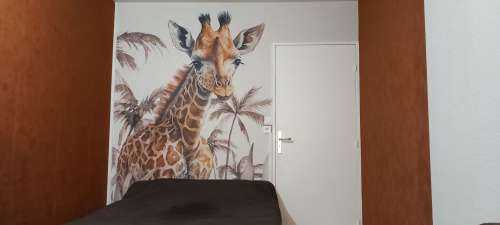 Baby-Giraffe im Dschungel taupe