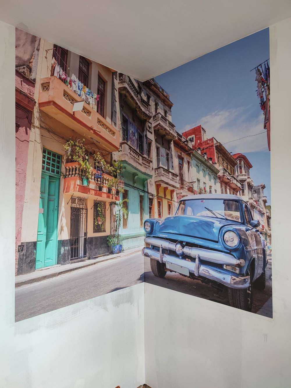 Blauer Oldtimer in Kuba