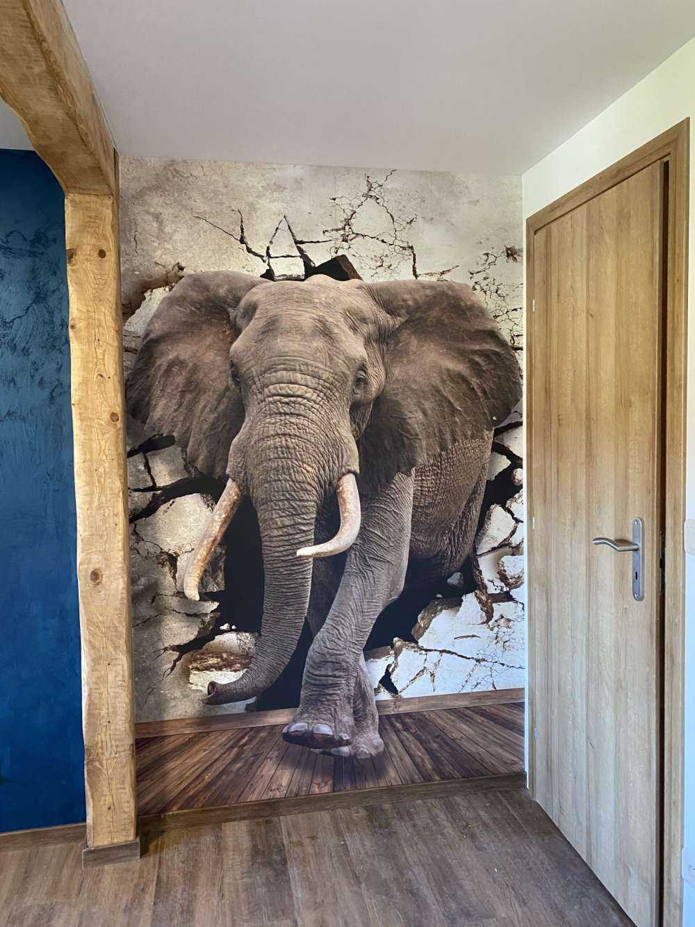 Großer Elefant aus der Wand