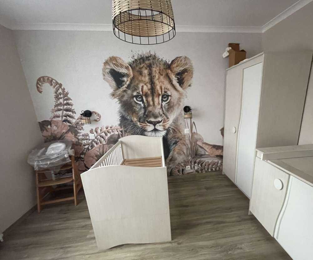 Baby-Löwe im Dschungel taupe
