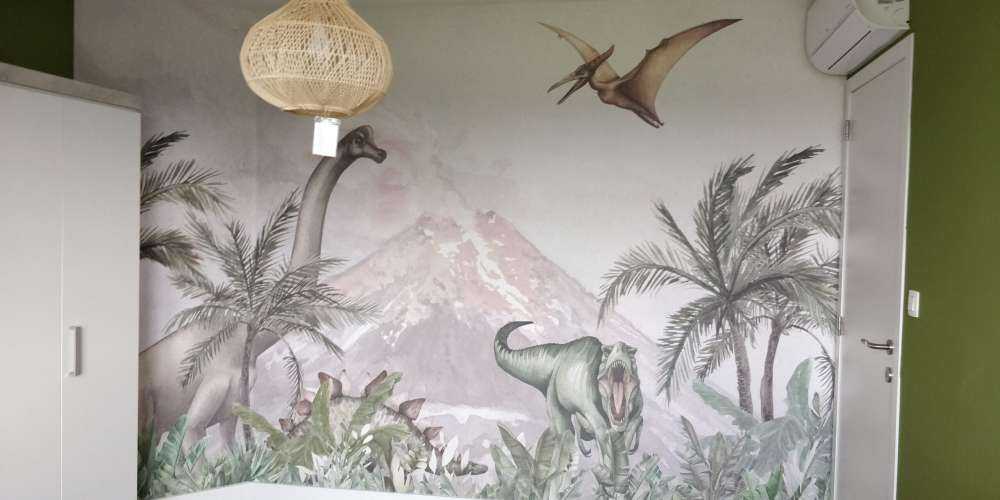 Dinosaurier bei einem Vulkan