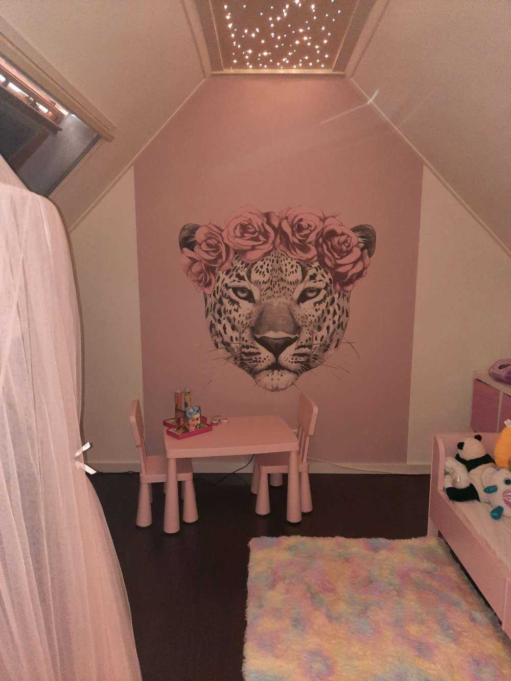 Leopard mit rosa Blumen
