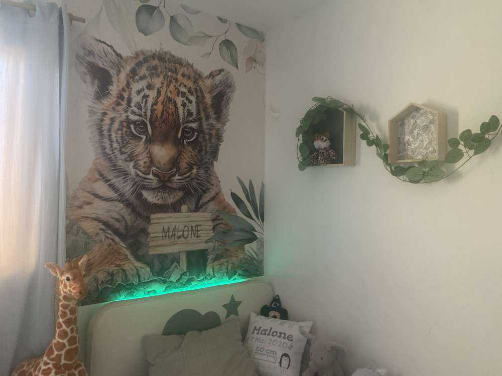 Niedlicher Tiger mit Pflanzen