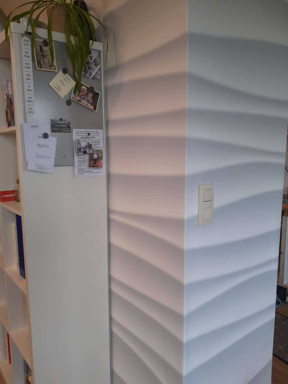 Weiße wellenförmige Struktur