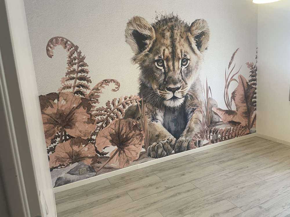 Baby-Löwe im Dschungel taupe