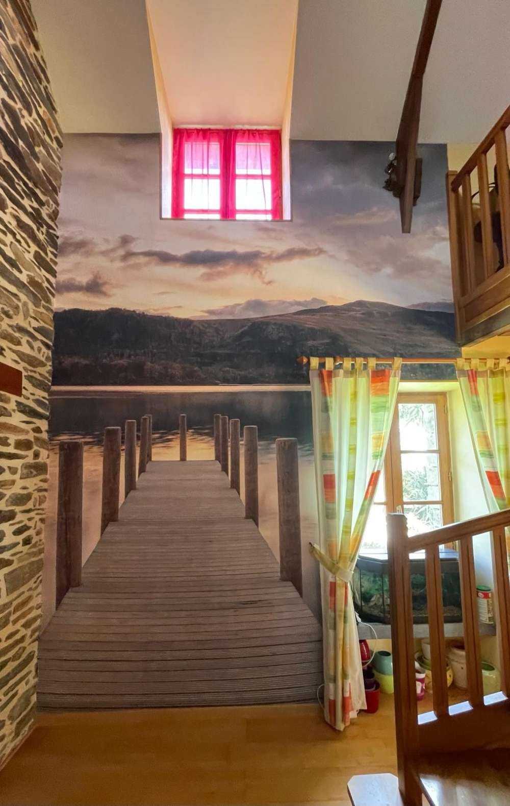 Hölzerner Steg an einem See