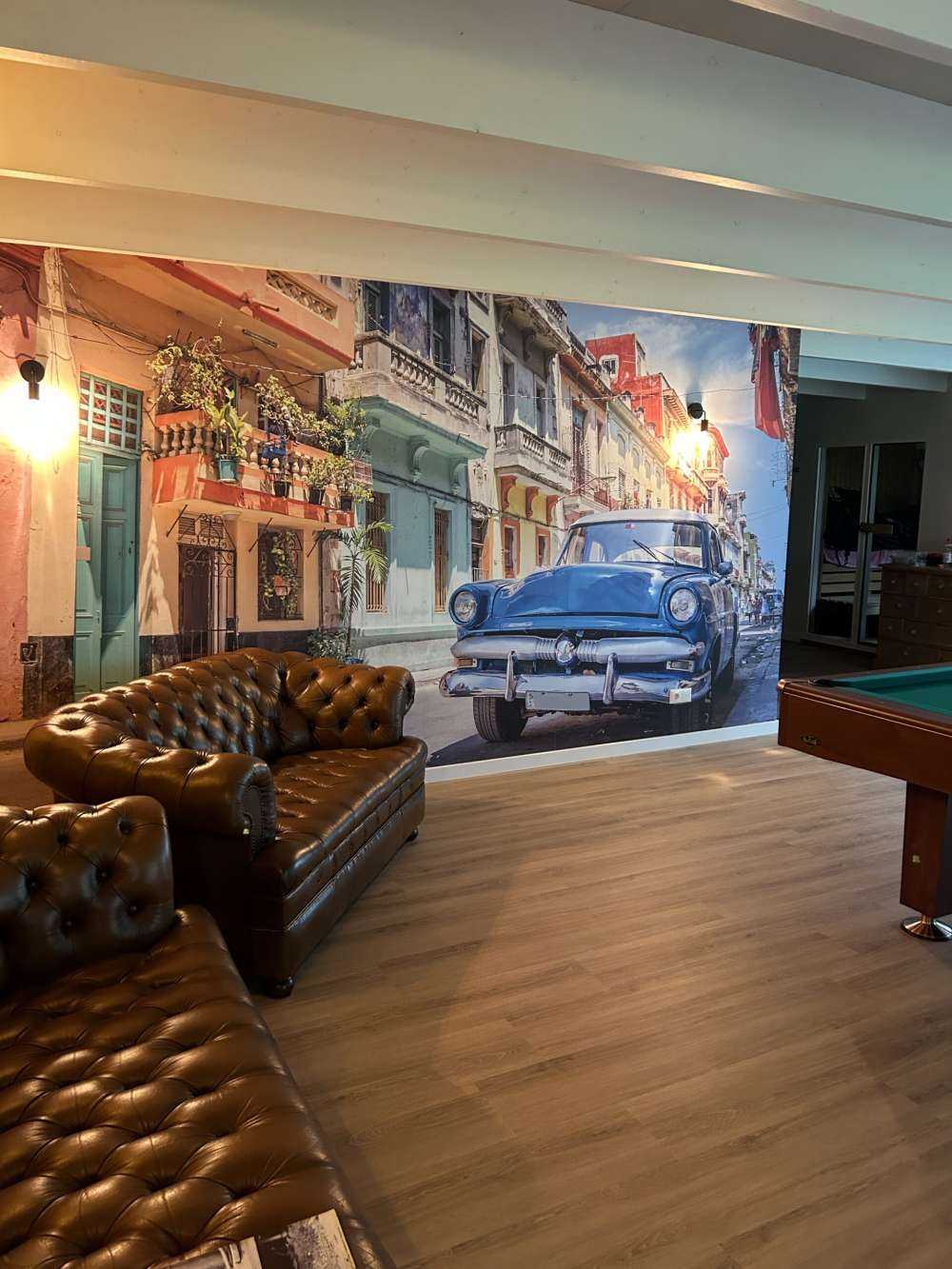 Blauer Oldtimer in Kuba