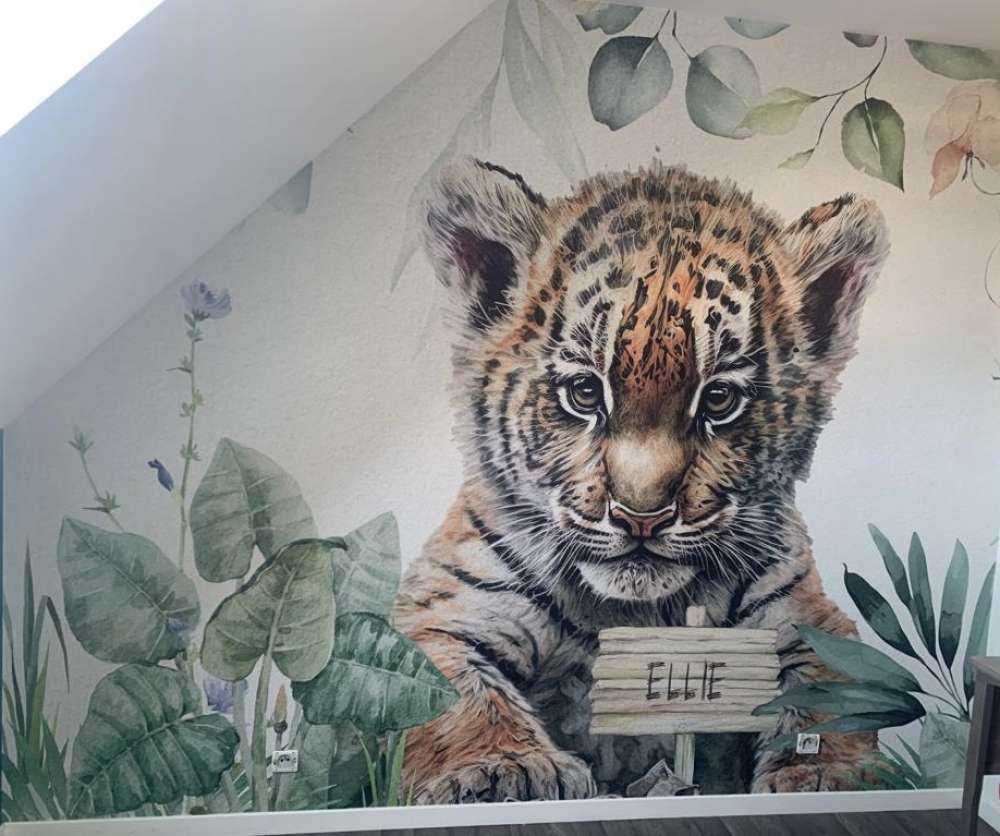 Niedlicher Tiger mit Pflanzen