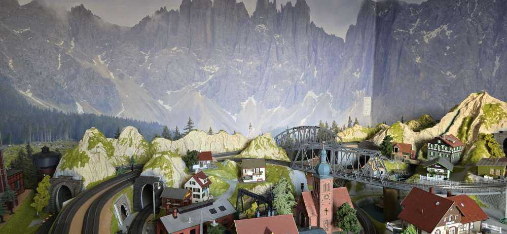 Berge mit Bäumen und Wolken