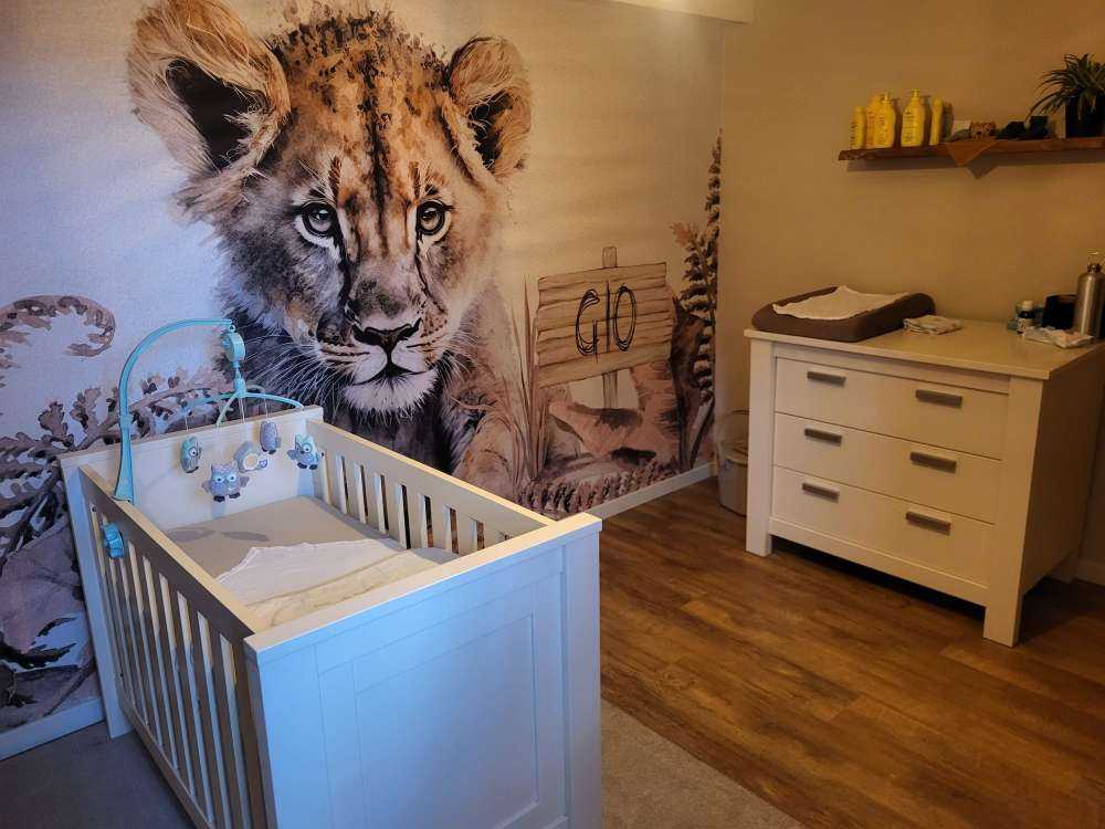 Baby-Löwe im Dschungel taupe