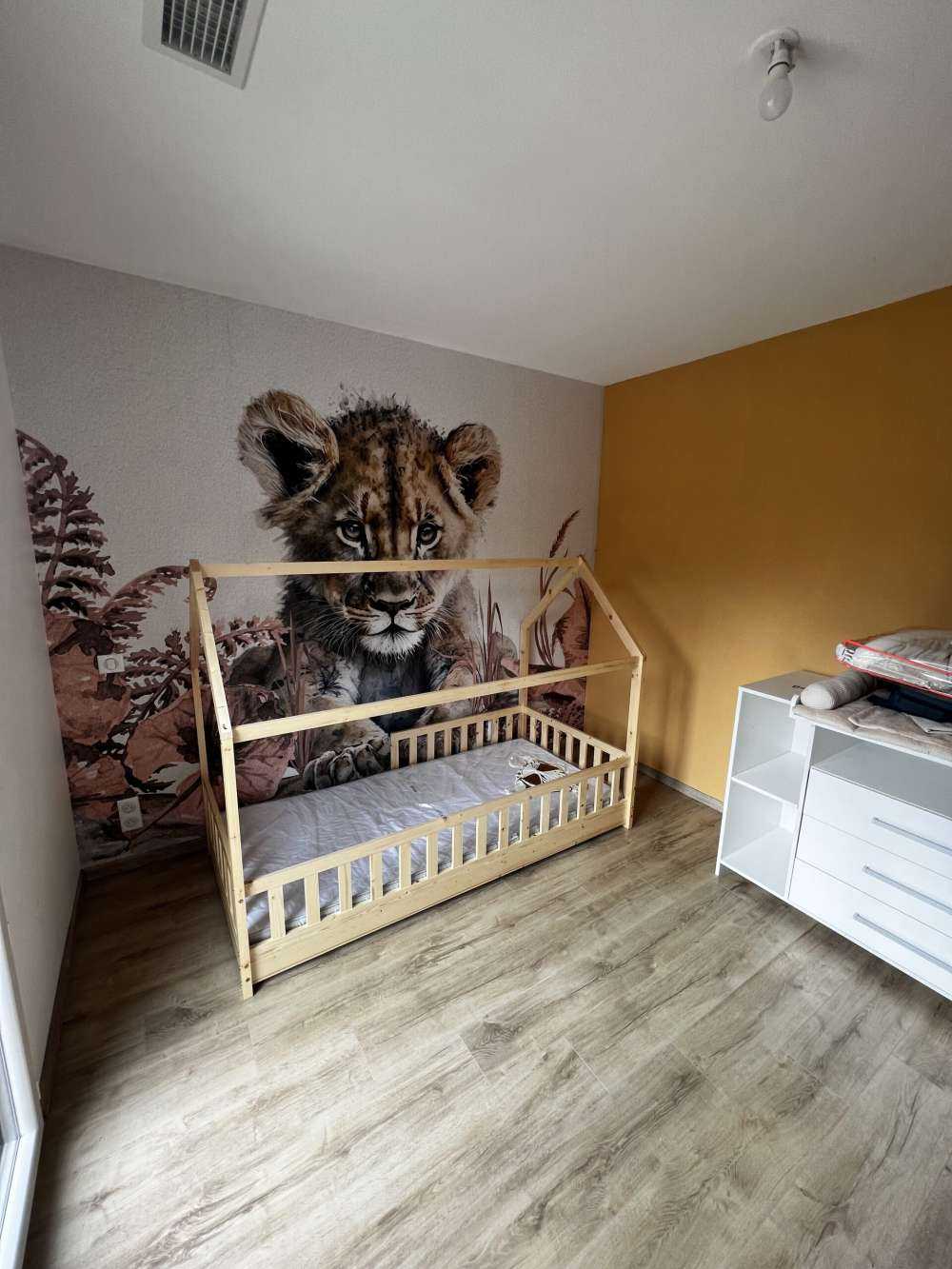 Baby-Löwe im Dschungel taupe