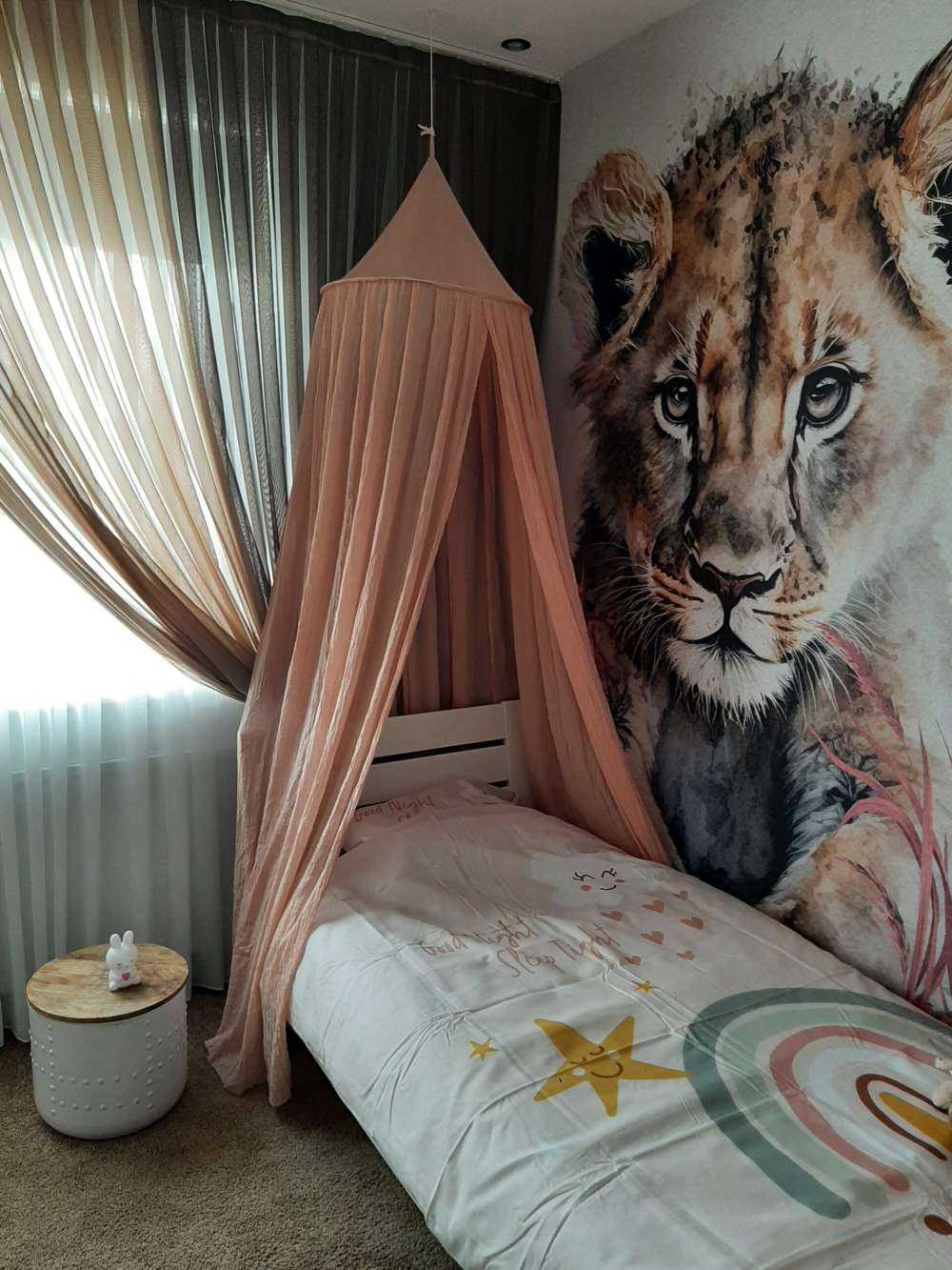 Junger Löwe im Dschungel rosa