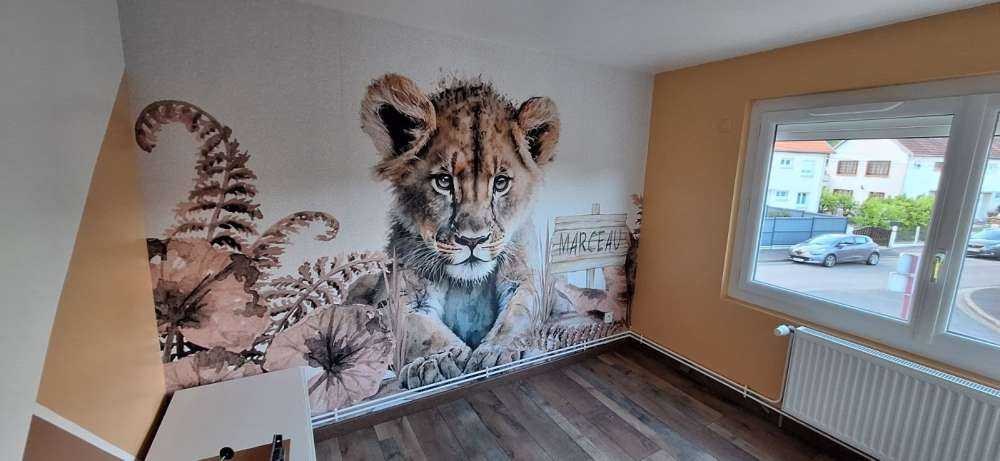 Baby-Löwe im Dschungel taupe