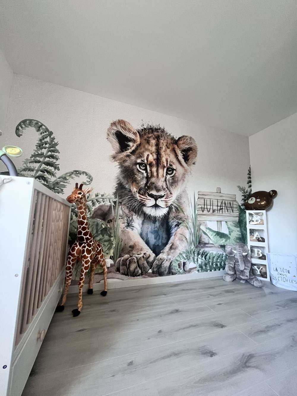 Junger Löwe im Dschungel