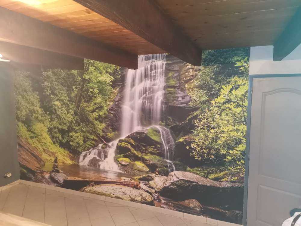 Dschungel-Wasserfall