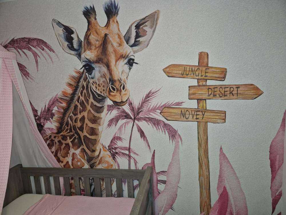 Baby-Giraffe im Dschungel rosa