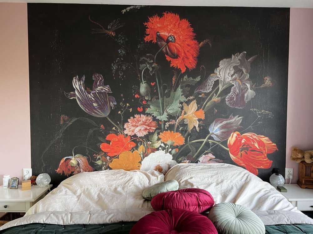 Stillleben mit Blumen und einer Uhr