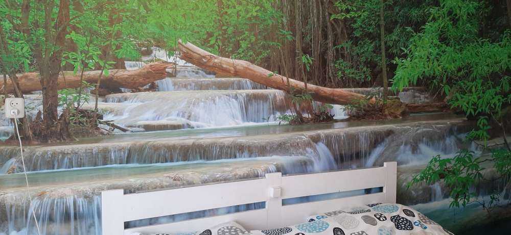 Breiter Wasserfall im Wald