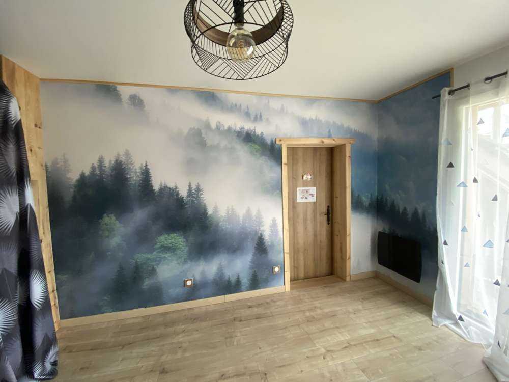 Nebliger Wald in den Bergen