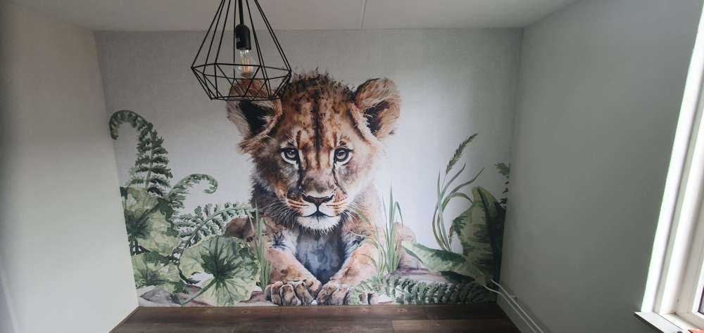 Junger Löwe im Dschungel