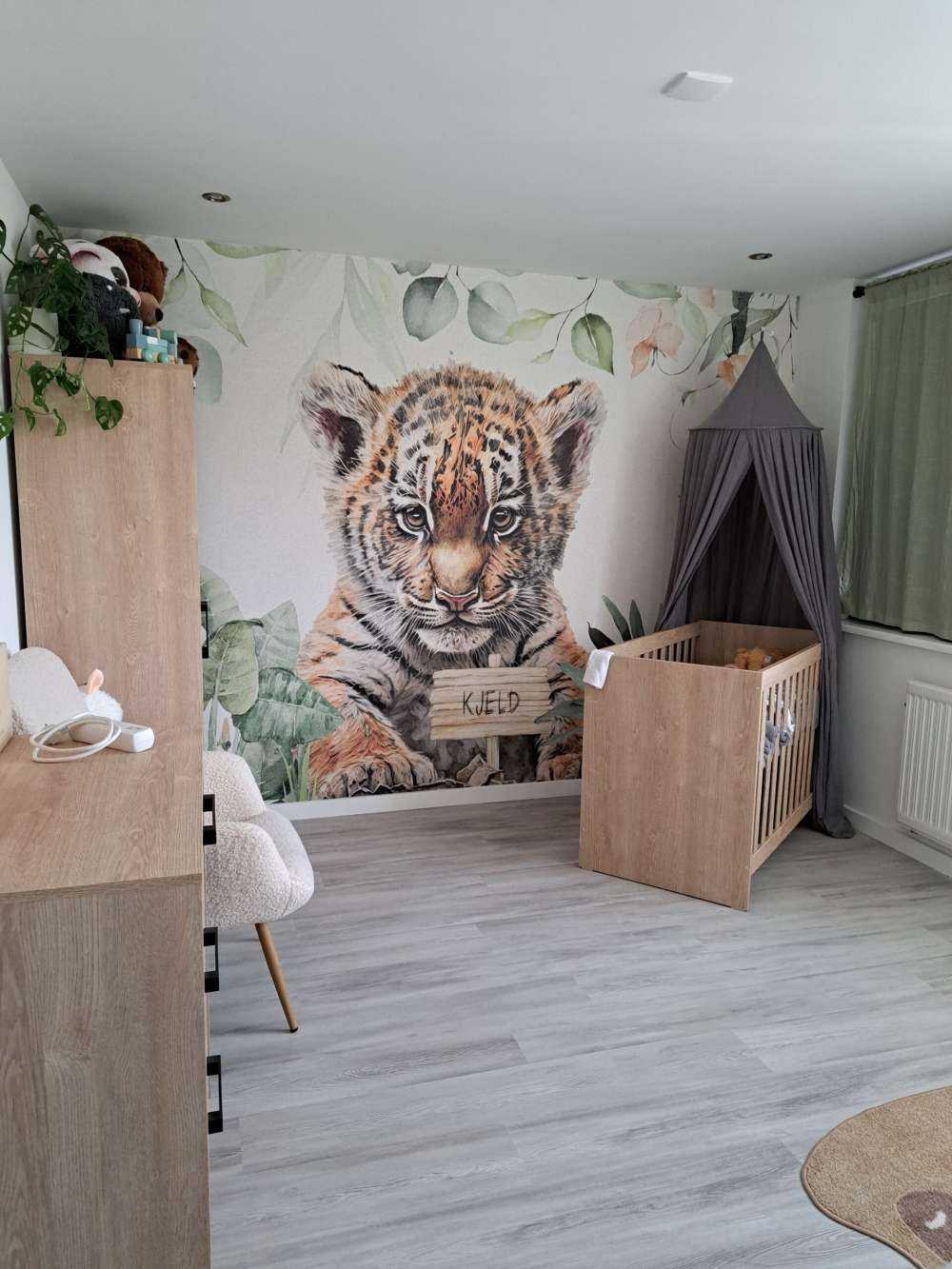 Niedlicher Tiger mit Pflanzen